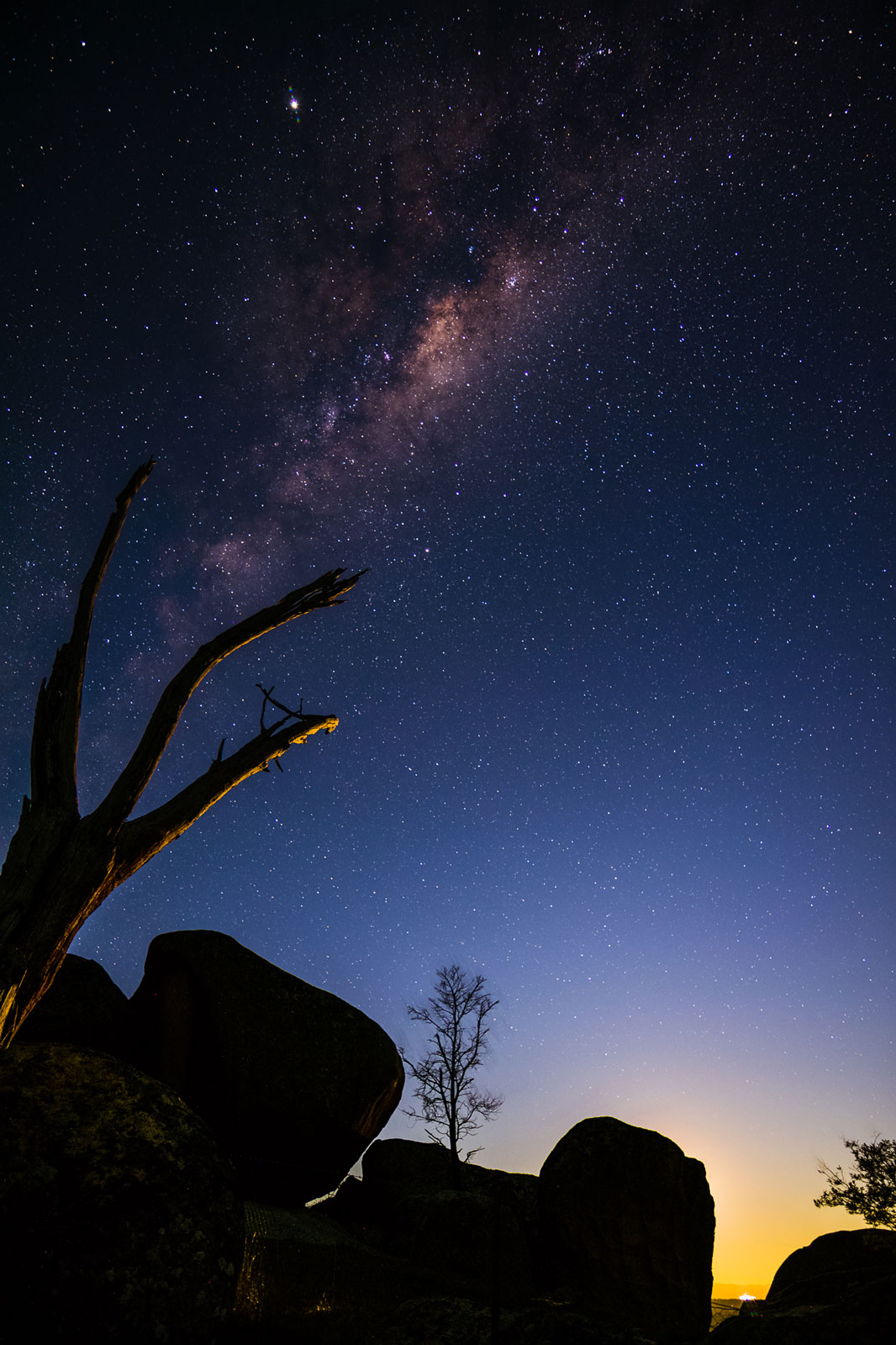 Settings: 11mm, f/2.8, 15s, ISO1600 (background 23 stacked exposures)