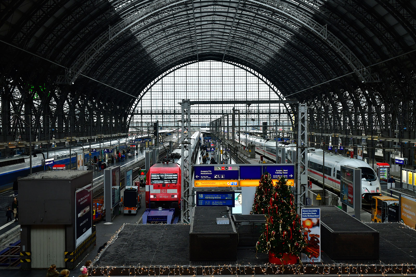 Nikon D850, 50mm, f/8, 1/80 sec., ISO 800 | Shooting location: Frankfurt Central Station (Germany)