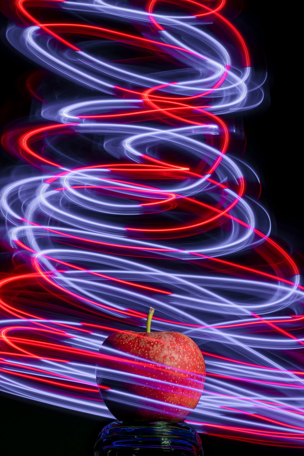 Fotografia Sherif Mahmoud - Jabłko i spirala świetlna