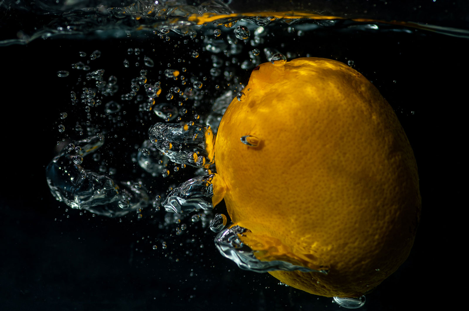 Fotografia Kane Pedroso - tonące owoce