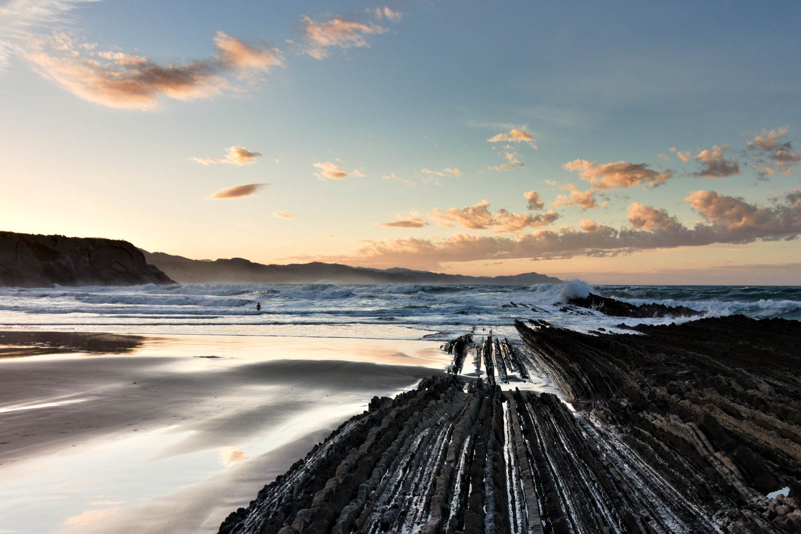 Zumaia sunset - Canon 80D with Tokina atx-i 11-20mm F2.8 CF @ 11mm, f/5, ISO100, 1/160s