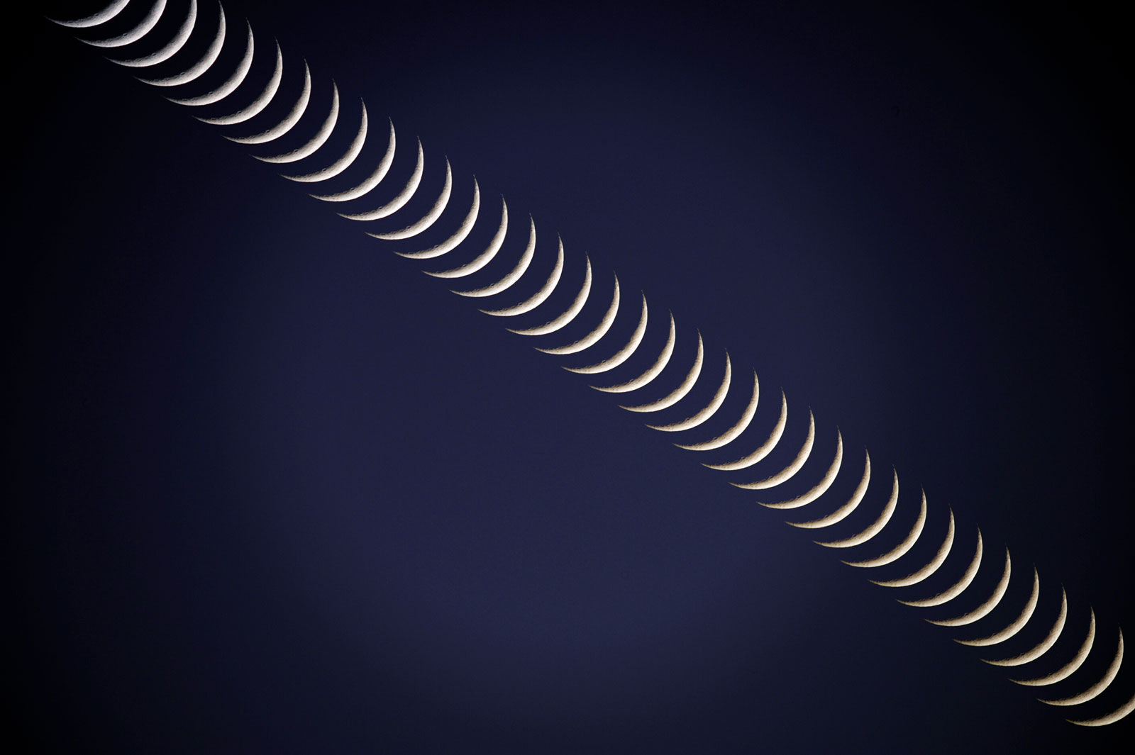 Comparing the lens sharpness distribution and image circle of Tokina SZX 400mm f/8 mirror lens on Nikon D3s Full frame body. This consequential image of the moon is taken at the end of twilight to have a modest background illumination in sky.