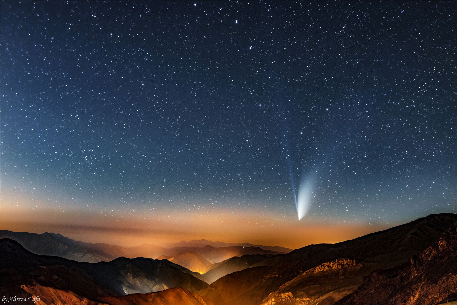 Same object but different location, comet NEOWISE is photographed from an ideal site. At a height of more than 3000m atop a mountain in a dark sky, a wide-angle lens shows this number of details. Tokina opera 16-28mm F2.8 FF at 18mm on Nikon D3300 body is the craft tool for this image. Twenty 13 second exposures at ISO1600 are stacked for the final image.